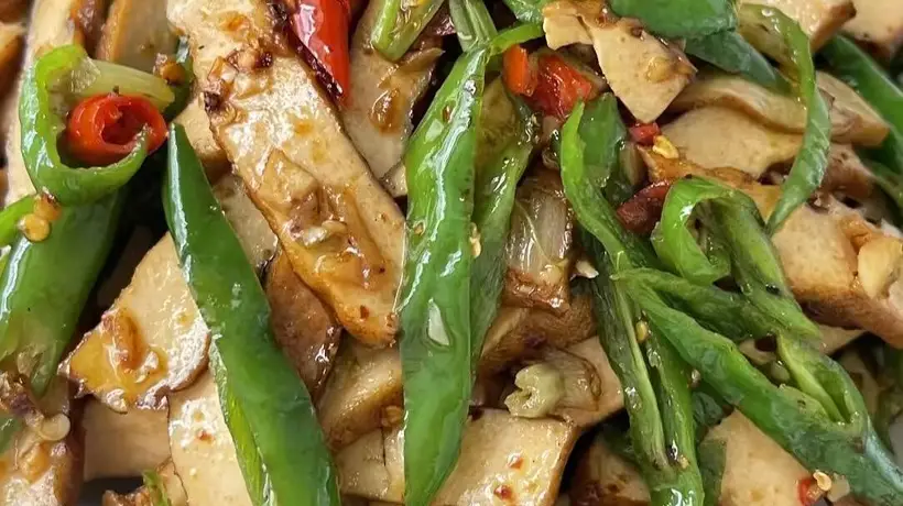 跟着家常小炒学做鲜辣入味的香干 体会少油快炒里的下饭仪式感