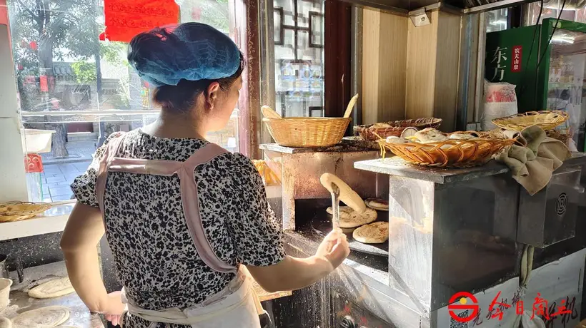 商丘古城里的非遗盛宴 亲手体验卢家缸炉烧饼的酥香滋味