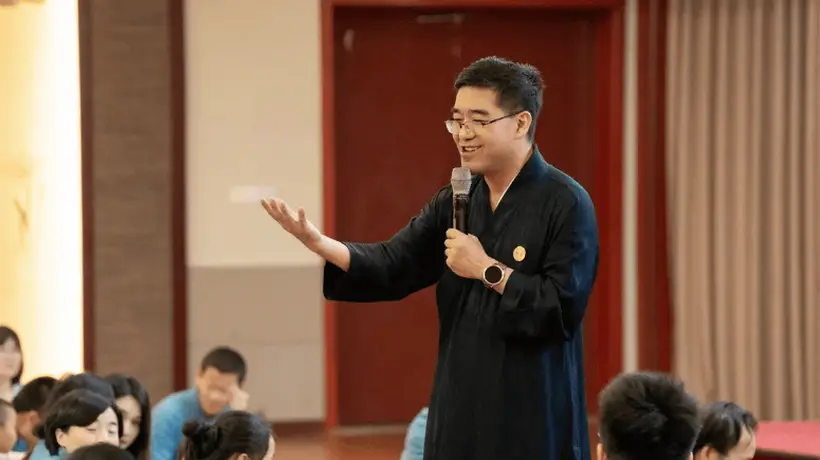 家长为何追捧传销犯式“国学大师”？辨伪多元教育骗局，警惕精神陷阱与育儿盲从