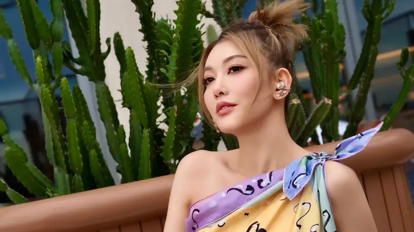 李彩桦现身维港笑容舒展,从艾莉到从容状态,单身也能活成专属风景