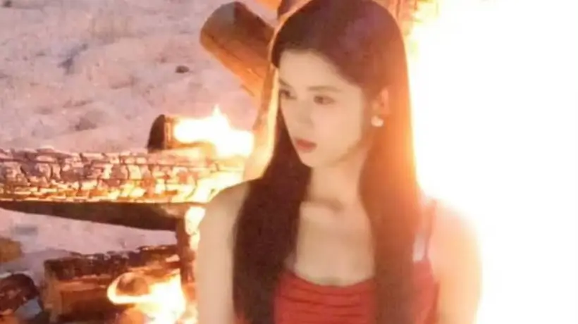 和百万网友共赴氛围感狂欢 张婧仪篝火边红衣长裙尽显灵动气质