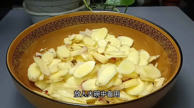 仔姜这样做成小咸菜,口感脆嫩,鲜甜香辣,下饭吃馒头都非...