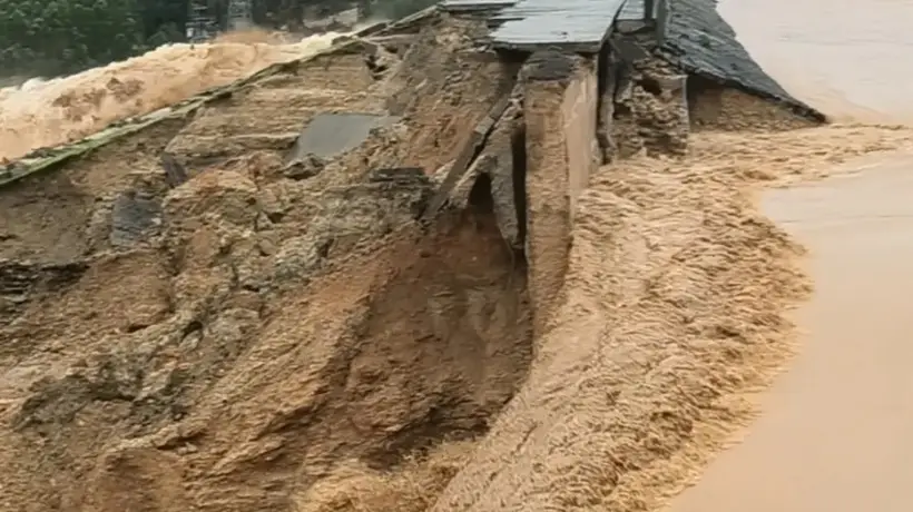 广西南宁防汛应急响应提升至一级,横州市六蓝水库发生严重险情,坝体出现缺口