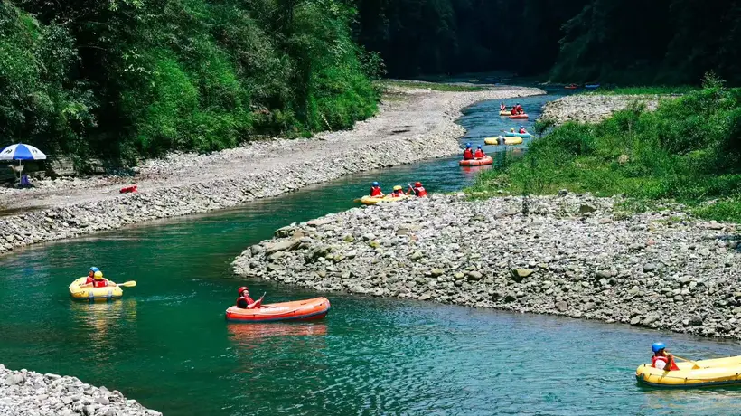 各大水上乐园迎客流高峰，“清凉+”点燃夏日经济