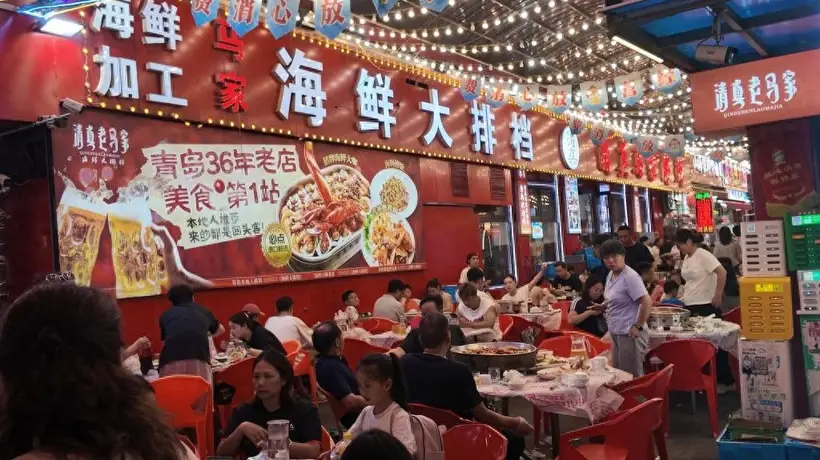 逛市场挑海鲜、街边即刻加工!海鲜大排档夏夜人气爆棚