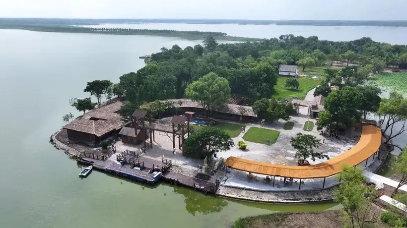 太白湖景区湖心岛游船启航,开启水上“桃花源”探秘之旅
