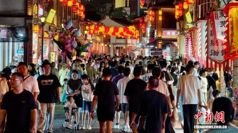 福建漳州古城暑期游客众多夜生活丰富