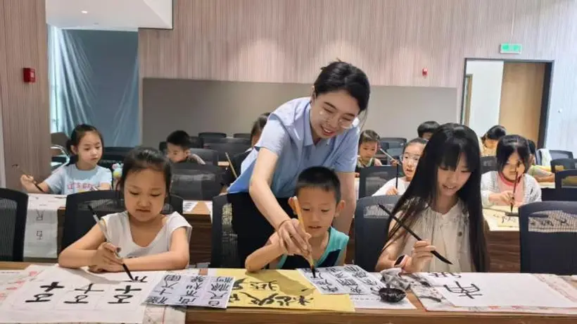 太原暑期宣教让青少年体验清代篆书与篆刻技艺