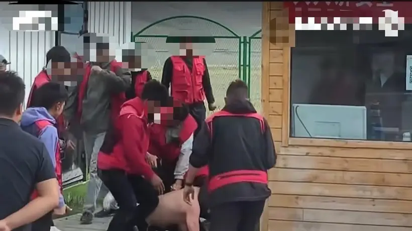 赛里木湖景区多名工作人员围殴旅游车司机引众议 7名涉事者已被辞退并被警方控制