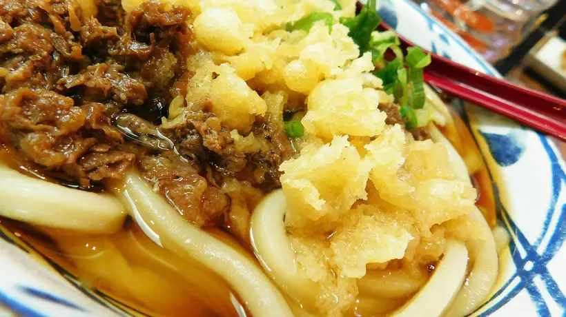 南京冬日清晨的暖意,藏在街头面馆那碗有亲友相伴的牛肉面里