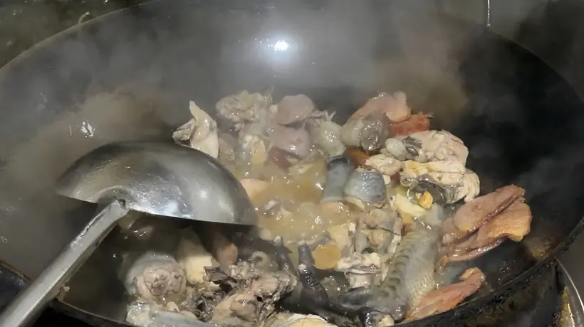 古墨村雨季限定邀约：共赴红菌煮鸡的鲜醇体验