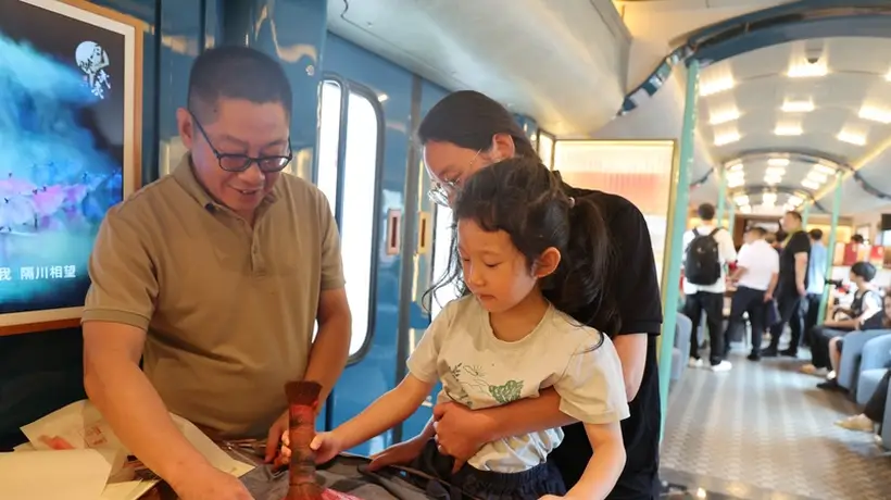 武夷山主题观光列车首发试乘 多元体验解锁宋韵山水沉浸式之旅