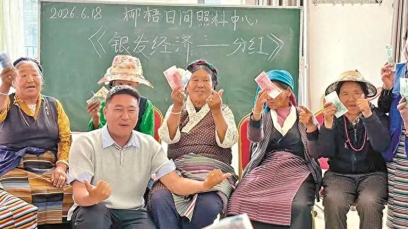 柳梧新区长者手工义卖分收益 众邻伙伴齐享活力晚年生活