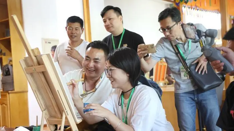 2026网络名人青海行走进同仁 沉浸式体验热贡非遗艺术魅力
