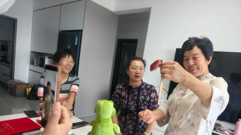 在美国生活的山东大娘刘世会受聘诸城文旅推介官 沉浸式参与活动并立志用作品讲好家乡故事