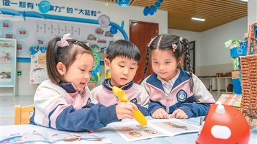 “电子带娃”成不少家庭育儿常态 这些多元亲子活动正吸引孩子主动参与