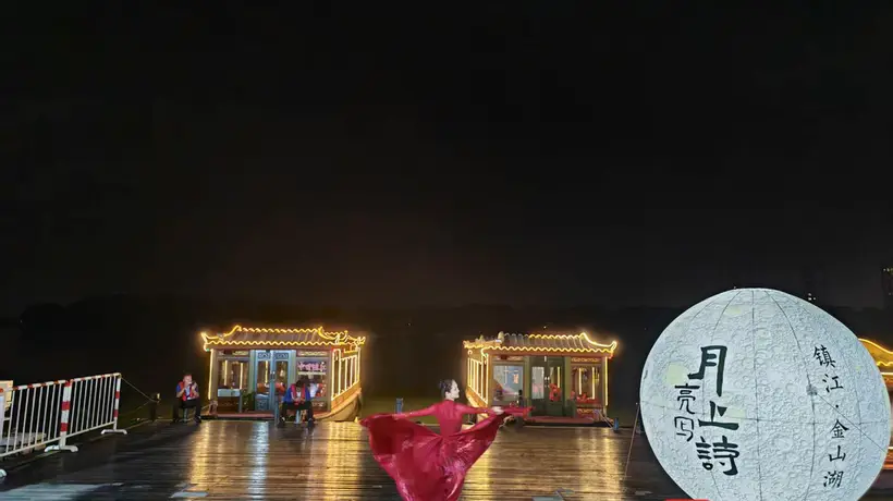 8月镇江金山湖画舫夜游启幕 登船吹江风赏灯火还能解锁白蛇主题互动体验