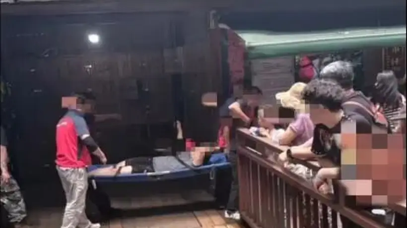 西双版纳原始森林公园丛林飞跃项目突发状况 游客排长队后遇突发 涉事项目暂停运营