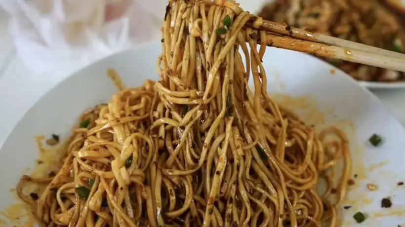 这碗让人流连的面馆,除了二两面的香,还有免费添的蒜泥白肉解腻又解馋