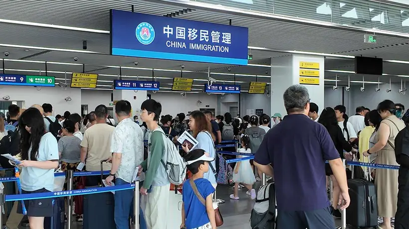 暑运过半上海跨境出行热爆 亲子研学家庭成主力游客玩转海陆双向新体验