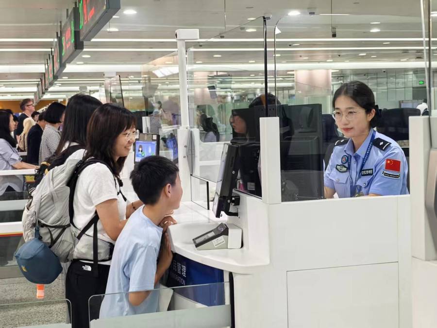 暑运首日出境中国旅客达3.3万人次，创近两个月以来峰值