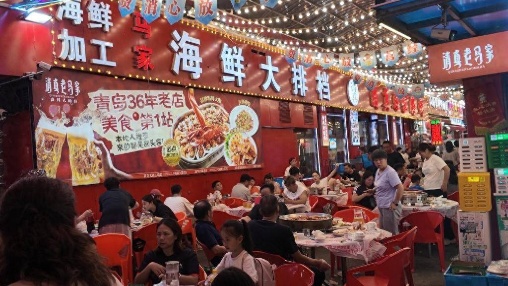 逛市场挑海鲜、街边即刻加工！海鲜大排档夏夜人气爆棚