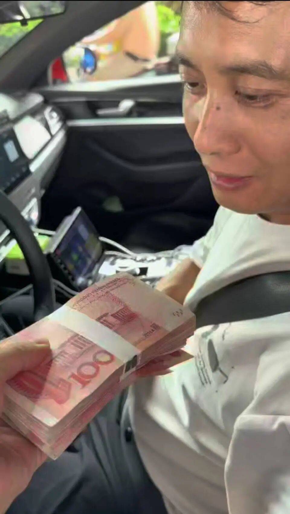 车费2.5万元，一博主带着父母找了一辆出租车，坐出租车从广州奔赴拉萨…